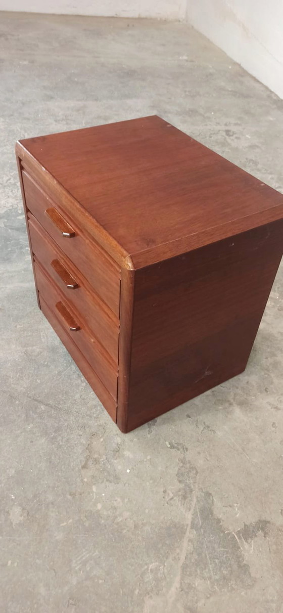 Image 1 of Comodino con cassettiera in legno Hülsta