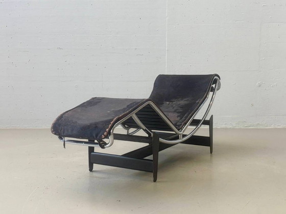 Cassina LC4 Chaises longues en Peau de Poney – Le Corbusier, Pierre Jeanneret & Charlotte Perriand – Metal (photo 21 of 26)