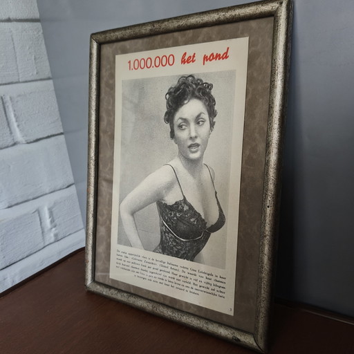 Originele Gina Lollobrigida magazinepagina – "Schokkend" – Authentieke vintage magazinepagina – Ingelijst – 20 × 27 cm