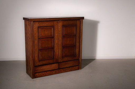 Mueble bar con puertas de roble tallado esculpido