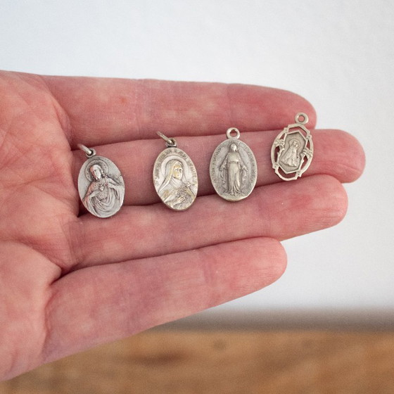 Image 1 of Set van 4 antieke religieuze hangers: katholieke devotionele medaillebedels