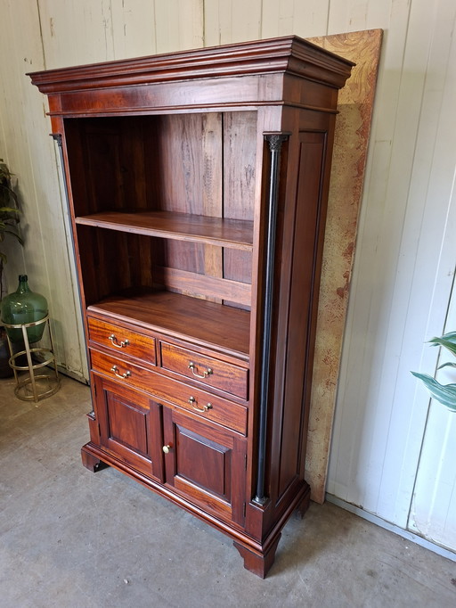Klassisches Mahagoni-Bücherregal, Vitrine mit Schubladen, Empire-Stil. Maße: 104 x 42 cm und 170 cm hoch.