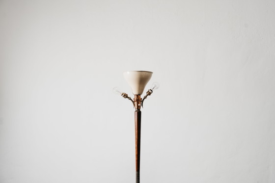 Image 1 of Giuseppe Ostuni Attr. Staande lamp met driepootvoet, jaren 1950, hout en messing.