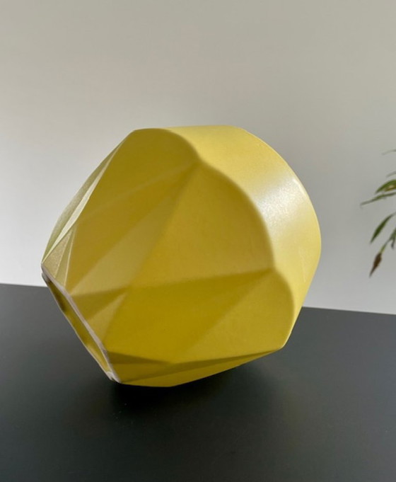 Image 1 of Pot de fleurs design à facettes géométriques jaunes