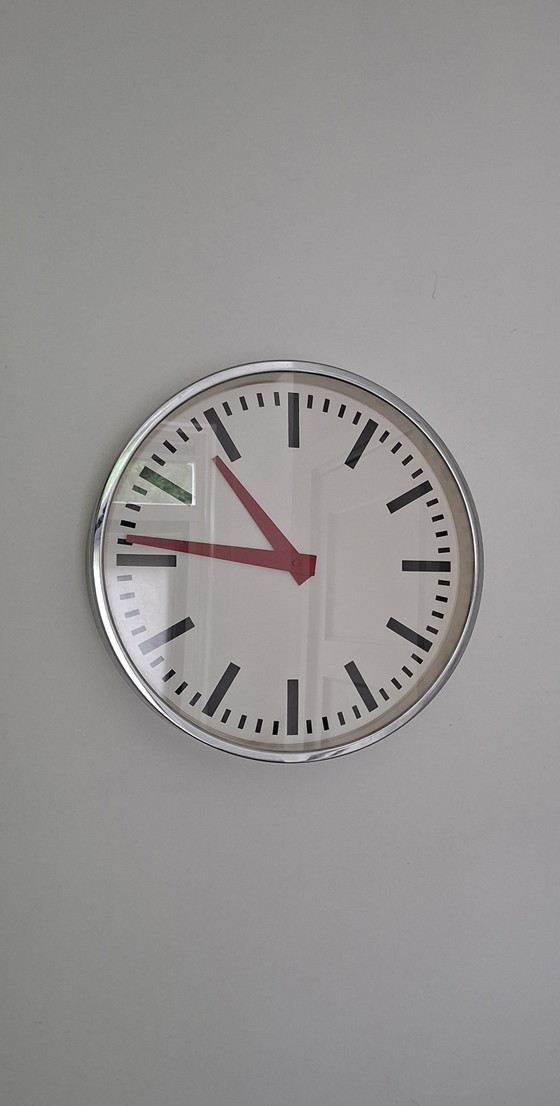 Grande orologio da stazione iconico con lancette rosse – Glass, Metal (photo 2 of 5)