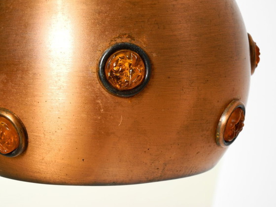Image 1 of Lampada a sospensione originale degli anni '60 in rame massiccio con pietre in vetro sintetico arancione.