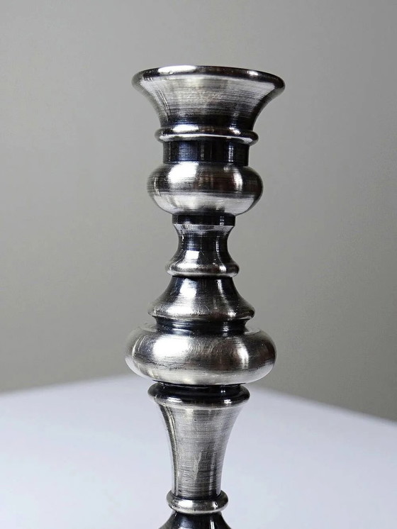 Par de pequeños candelabros antiguos bañados en plata, estilo georgiano. – Portavelas, Metal (photo 10 of 12)