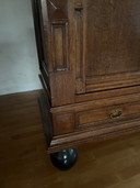 Mobile antico con piedini a sfera