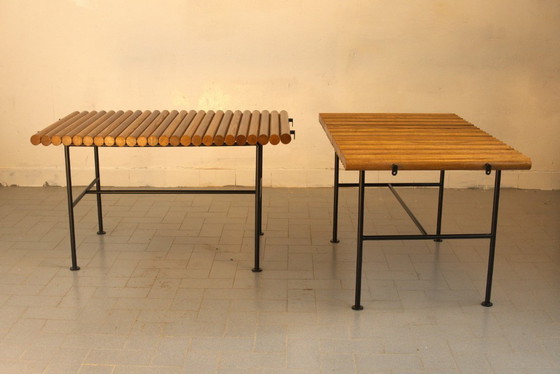 Image 1 of Un par de mesitas auxiliares italianas, únicas y de exquisito diseño arquitectónico, atribuidas a Ettore Sottsass.