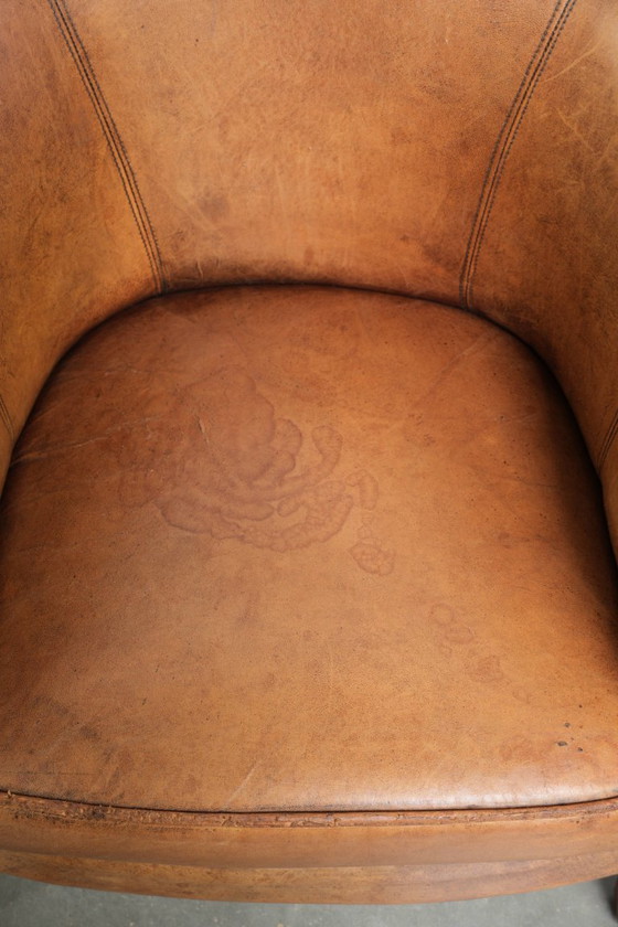 Image 1 of 2 x Subtiele karaktervolle vintage schapenleren clubfauteuil met een mooie lichte kleur en een mooie patina look