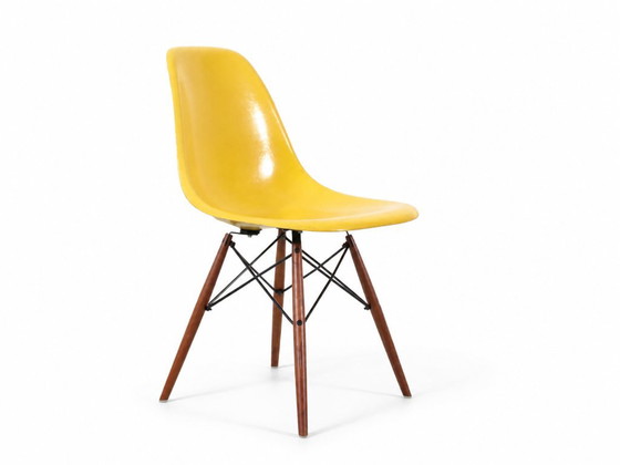 Set van 4 DSW Charles Eames stoelen - Gele glasvezel Herman Miller editie – Eetkamerstoelen, Fiberglass (photo 6 of 18)