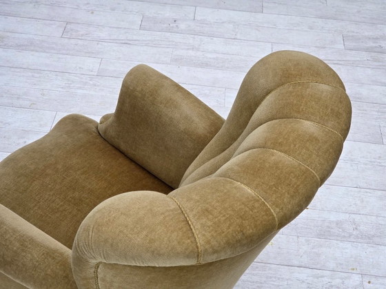 Image 1 of Poltrona danese, anni '60, velluto verde, legno di quercia.