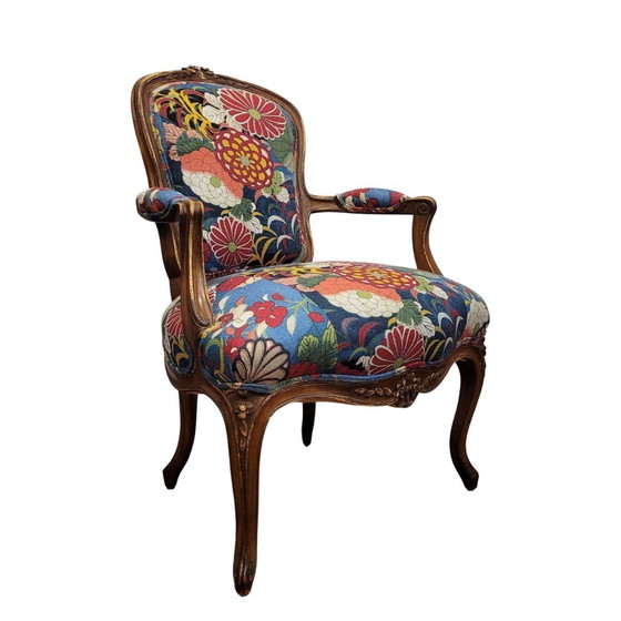 Image 1 of Sillón en Madera de Nogal Tallada, Tapizado Pierre Frey, Estilo Luis XV, pp. s. XX – Francia