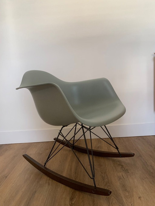 Poltrona Eames in fibra di vetro RAR - base nera