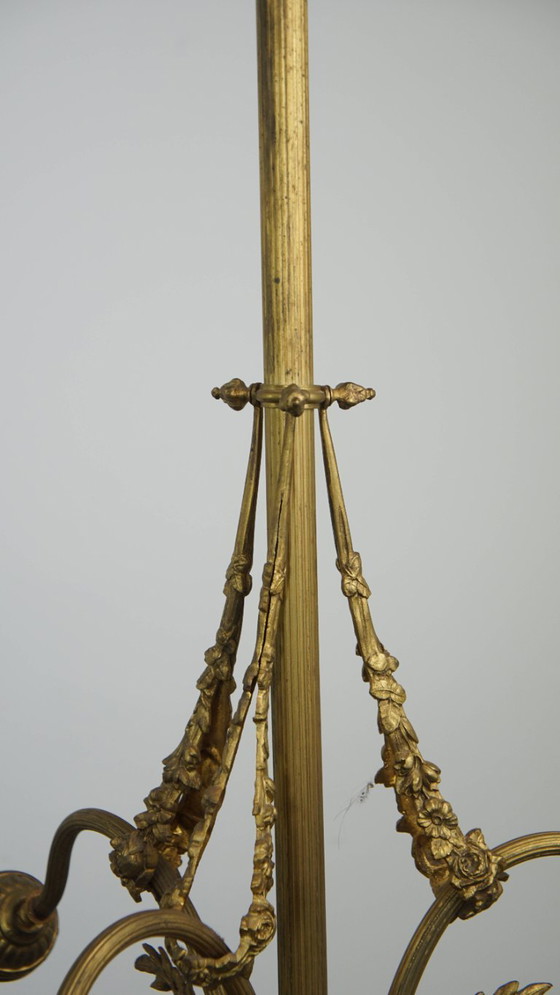Image 1 of Lámpara colgante antigua con detalles dorados y ornamentados y 3 portalámparas.