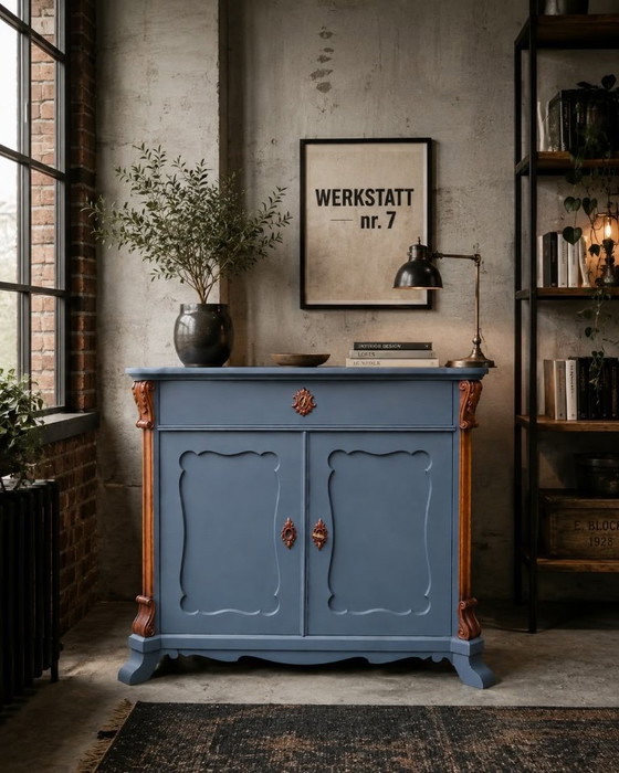Vintage ladekast nr. 2, massief hout, uniek stuk | Inktblauw en mosterdgeel met gesneden ornamenten | (photo 9 of 9)