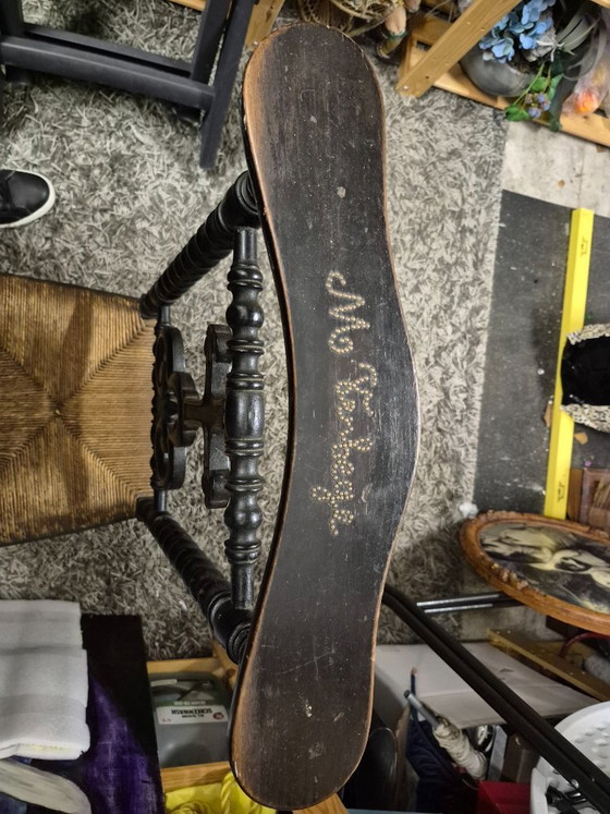 Image 1 of Antica sedia da preghiera con sedile in vimini e decorazione a croce.