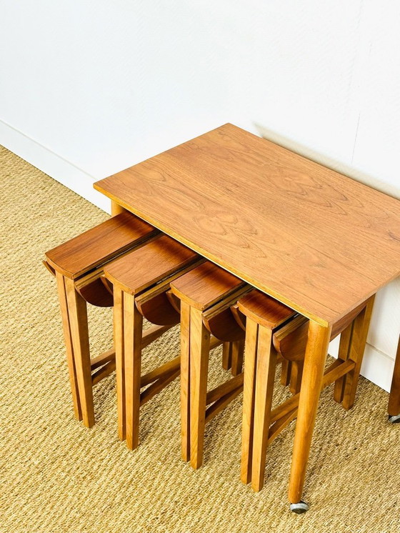 Image 1 of Set van 5 vintage Scandinavische bijzettafels van teakhout, uit 1960.