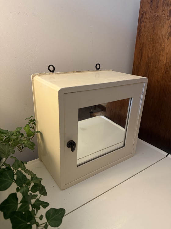 Image 1 of Vintage wandkastje crème met spiegel