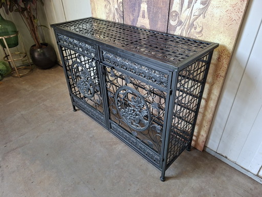 Casier à vin en métal, buffet, capacité 54 bouteilles, dimensions 106x36cm et 77cm de hauteur.