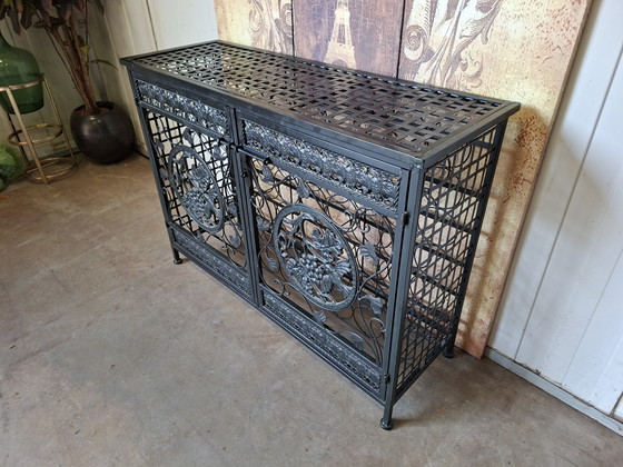 Image 1 of Casier à vin en métal, buffet, capacité 54 bouteilles, dimensions 106x36cm et 77cm de hauteur.