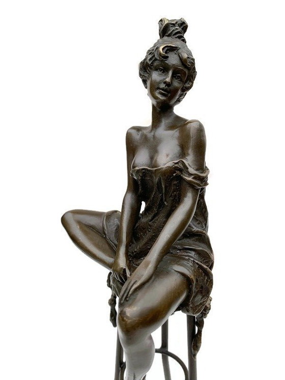 Image 1 of Statue en bronze Dame élégante sur tabouret