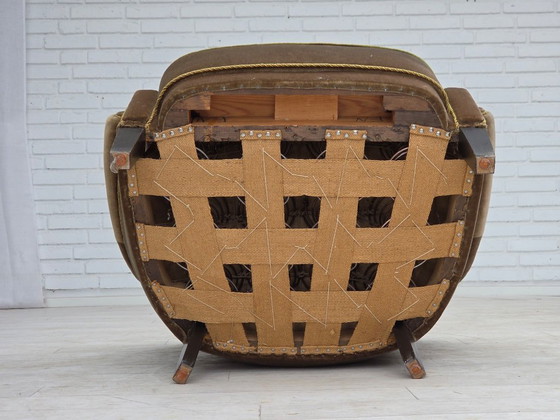 Image 1 of Fauteuil danois des années 1960, revêtement d'origine en velours vert.