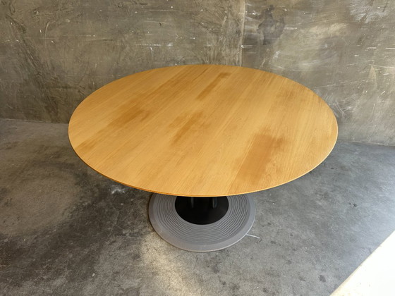 Leolux Trias Dining Table - Hugo De Ruiter - Round 128 Cm – Cast Iron, Wood (photo 2 of 5)