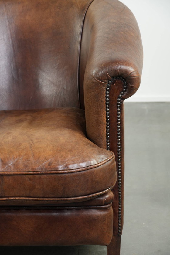 Image 1 of Heerlijke stoere cognac kleurige schapenleren clubfauteuil met een mooie vintage look in Engelse stijl