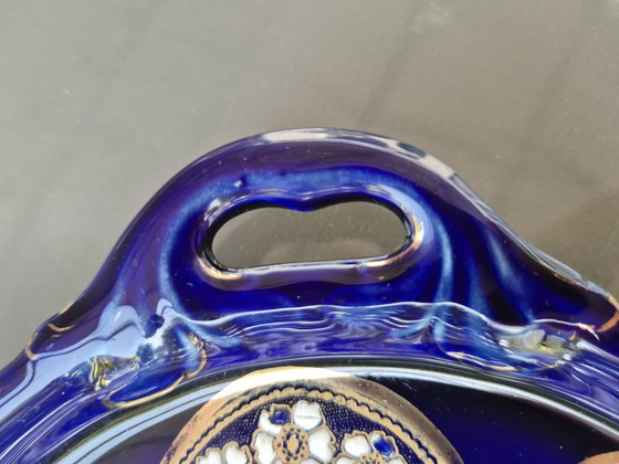 Image 1 of Plateau de service en céramique bleu cobalt - peint à la main avec de l'or et de l'émail - 32 cm