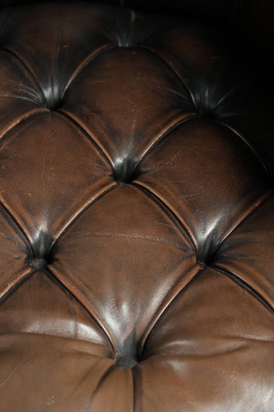 Image 1 of Grote bruine rundleren vintage chesterfield bureaustoel in hoogte verstelbaar en draaibaar op wieltjes met siernagels 