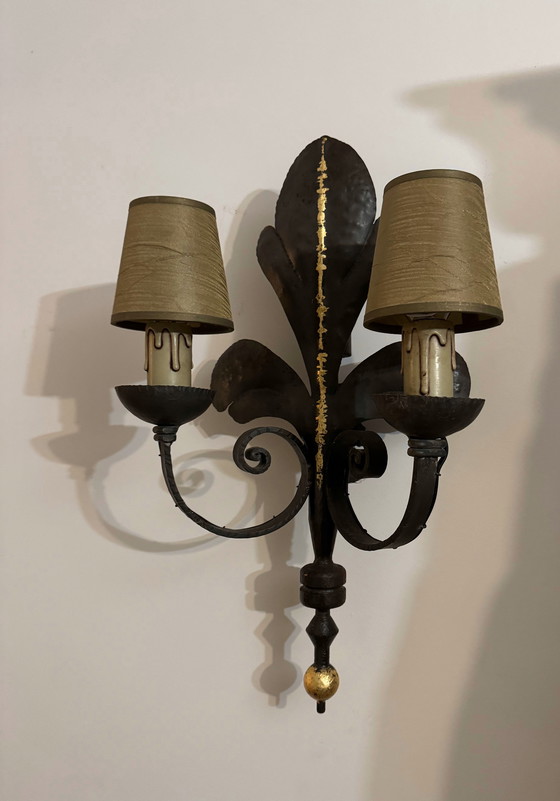 Image 1 of Gran aplique de pared de hierro forjado con flor de lis de la década de 1960