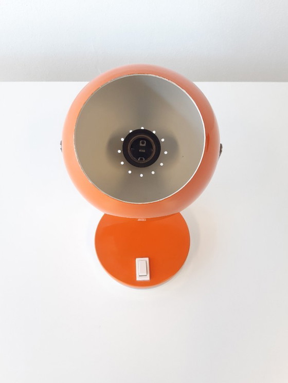 Image 1 of Vintage grafisch oranje metalen eyeball tafellampje, space age lampjeVintage grafisch oranje metalen eyeball tafellampje, space 