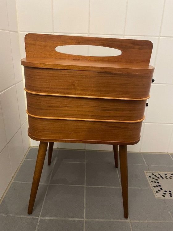 Image 1 of Teakhouten Naaikastje. Mid-Century, Scandinavisch Design. Unieke Tijdcapsule uit deze tijd door de Oorspronkelijke Inhoud 