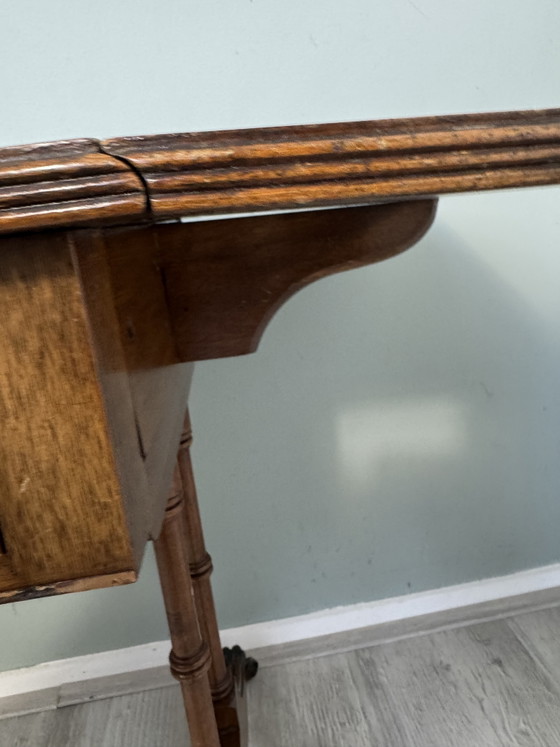 Antiker Schreibtisch mit grüner Lederplatte und Schubladen – Couchtische, Wood (photo 15 of 15)