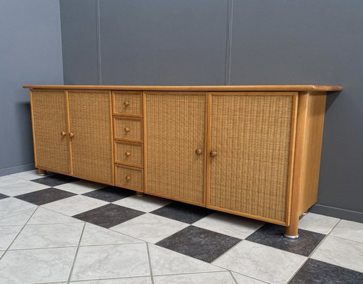 Grande credenza in vimini sintetico chiaro e cinghie di legno