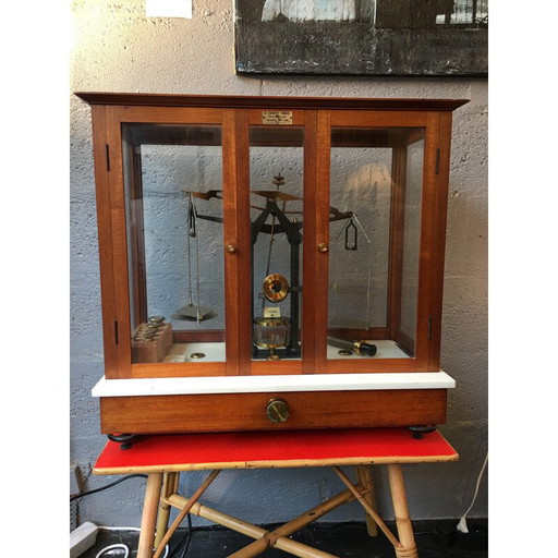Oude mahoniehouten en messing laboratoriumweegschaal, Frankrijk 1930