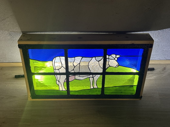 Image 1 of Vetrata colorata con motivo di mucca - realizzata a mano nella finestra della stalla