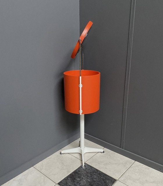 Image 1 of Una mesa de maquillaje redonda naranja de Bremshey, década de 1970