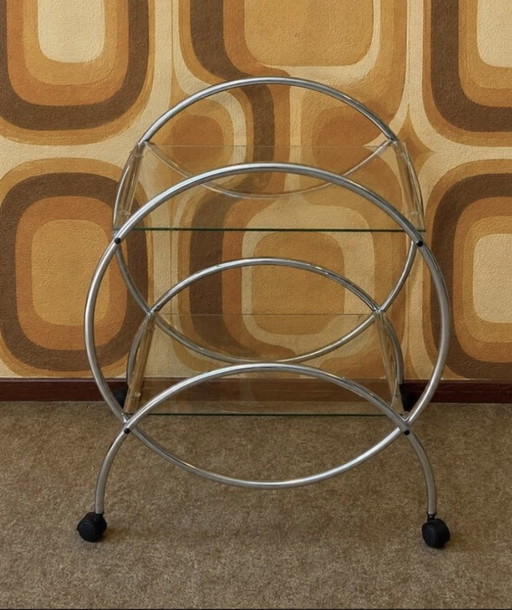 Chariot de service vintage Bauhaus chromé sur roulettes avec deux étagères en verre