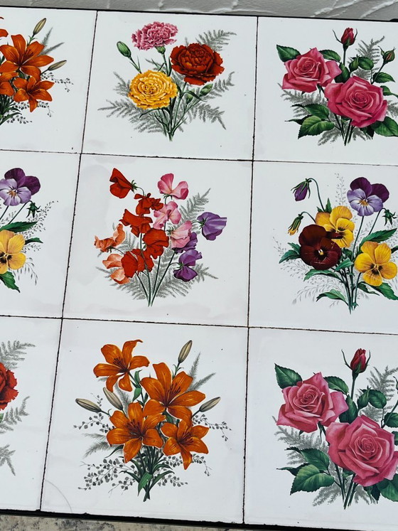 Image 1 of Vintage salontafel van smeedijzer met bloemmotief op de tegels.