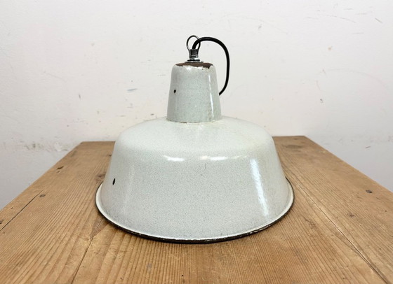 Image 1 of Industriële witte geëmailleerde fabriekshanglamp van Zaos, jaren 60