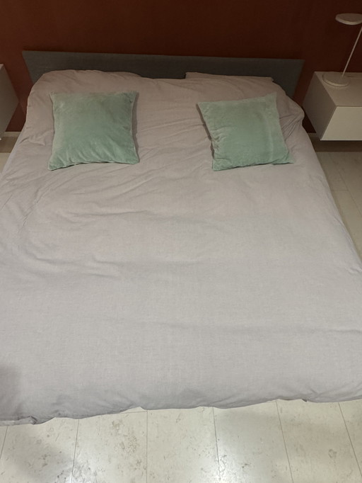 Bed “Simple Soft” met hoofdbord van Zeitraum 