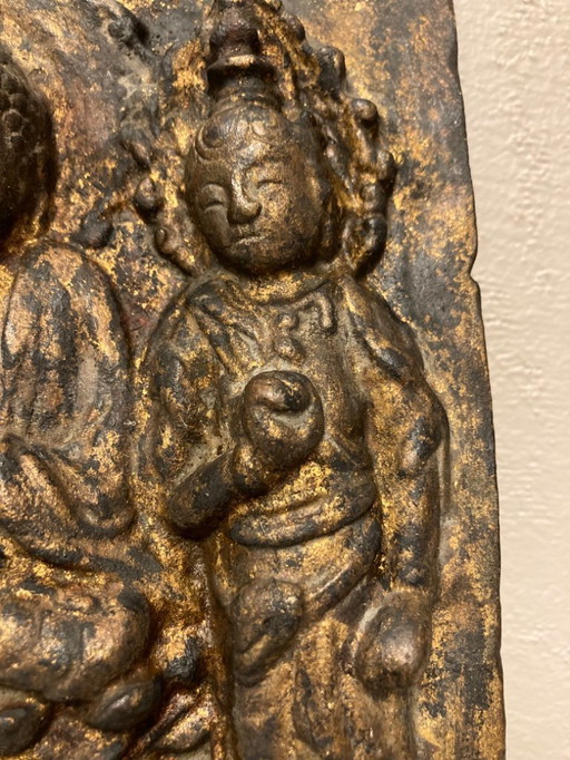 Plaque métallique représentant une triade bouddhique 