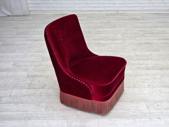 Image 1 of Fauteuil danois des années 1960, revêtement d'origine en velours rouge, pieds en bois de hêtre.