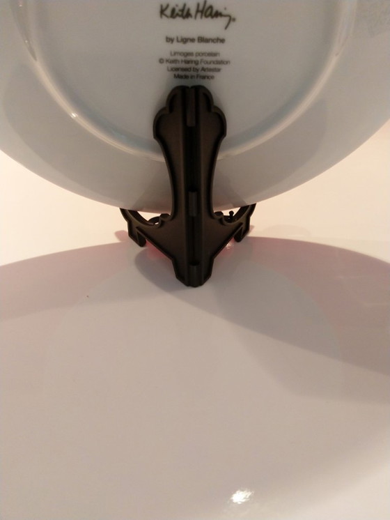 Image 1 of Keith Haring - Piatto da collezione in porcellana dipinta a mano nei colori bianco e nero (edizione limitata)