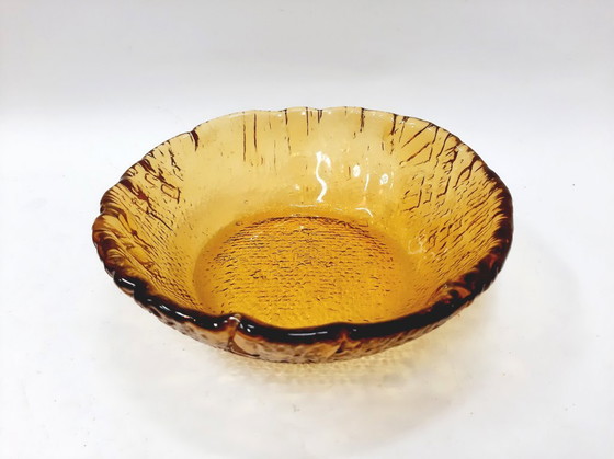 Image 1 of Bol en verre ambré du milieu du siècle avec un motif texturé ressemblant à de l'écorce