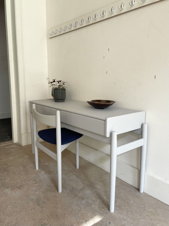 Image 1 of Kaptafel vintage du Danemark. Vous pouvez aussi comme entrée meubel gebruikt worden 