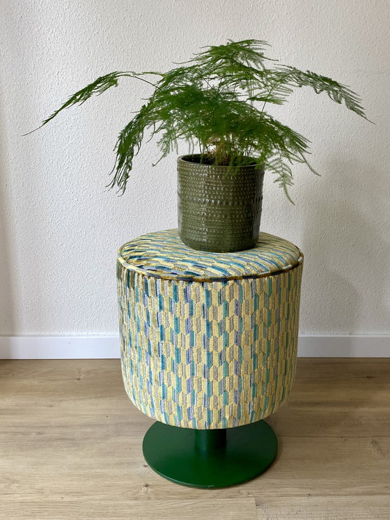 Poggiapiedi di Design McDonald's Upcycled Unico, Rivestito su Base in Acciaio – Handmade, Poggiapiedi e pouf (photo 8 of 10)