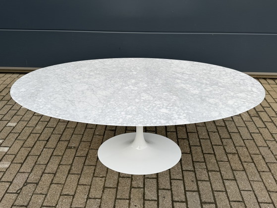 Image 1 of Originele ovale Knoll Tulip eettafel (198cm) Carrara marmer